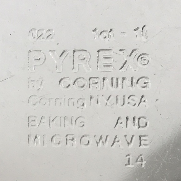 Pyrex by Corning Antique Baking & Microwave Dish - Picture 5 of 8